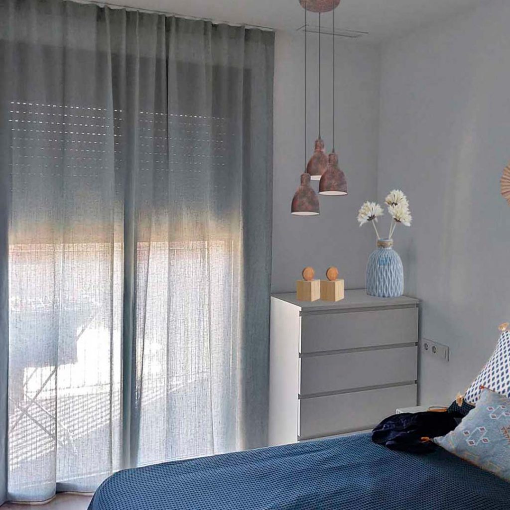 Cortinas para un dormitorio en una tela transparente de lino. Las cortinas están hechas a media casi sin frunce una cofección de cortinas modernas de CortinaStudi