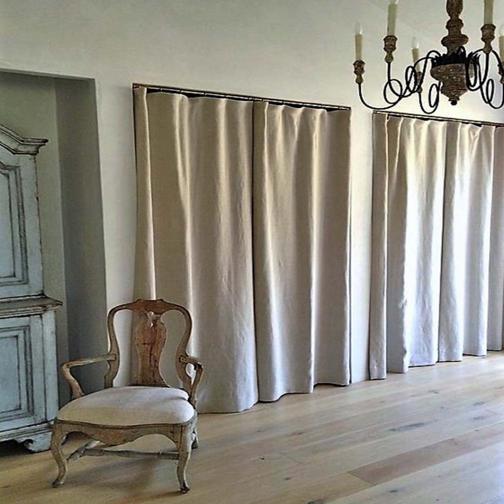 Cortinas sin frunce en loneta de algodón en color beige, las cortinas para puertas de armario es una idea decorativa para dormitorios de tendencia, en CortinaStudi, Barcelona te asesoramos sobre la mejor forma de instalar las cortinas en los armarios
