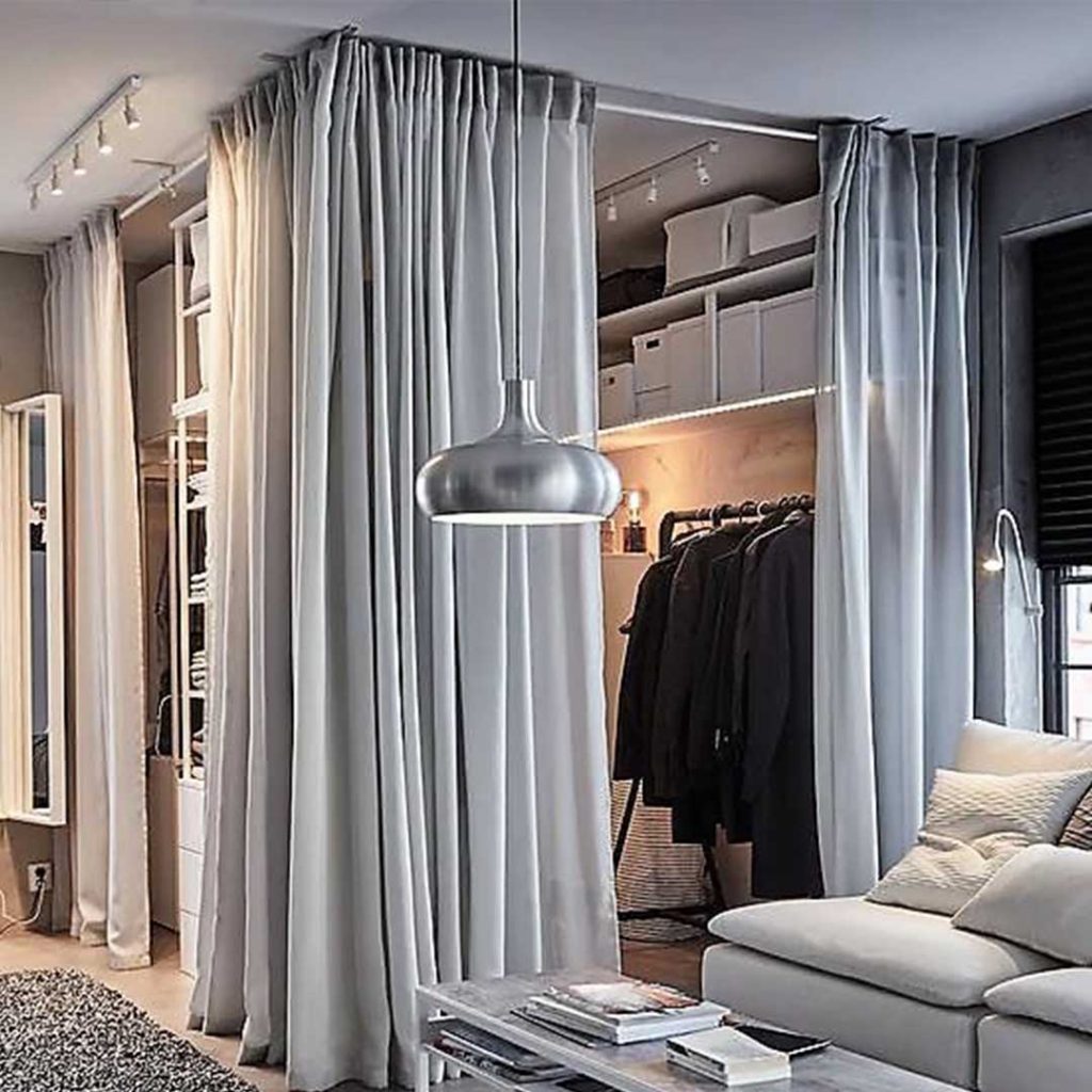 Cortinas separando espacios, las cortinas hechas a medida configurán el cerramiento de un vestidor integrado al dormitorio, usar cortinas de tela en lugar de puertas es una  gran idea en decoración para dormitorios, si quieres cortinas para los armarios en CortinaStudi son especialistas en cualquier tipo de cortinas a medida en Barcelona