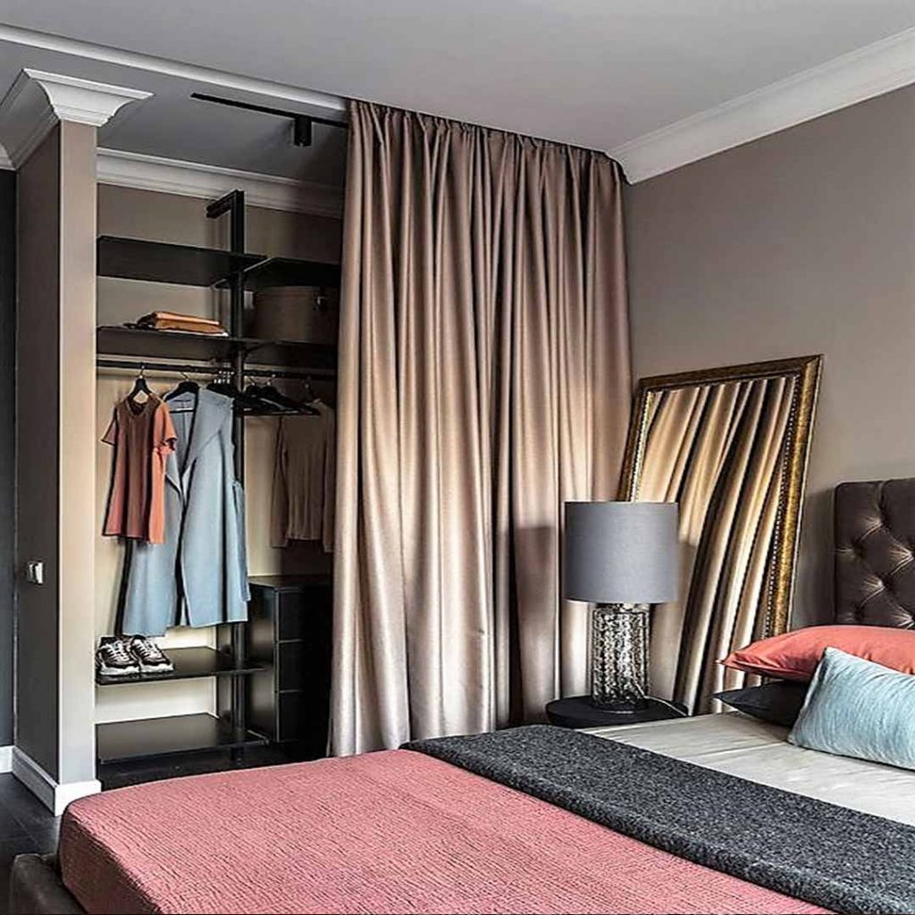 Cortinas a medida que son cortinas separadoras, aui cimplen la función de sustituir a las puertas del armario, Eejir cortinas como puertas de armario es una idea decorativo ecónómica y muy de tendencia