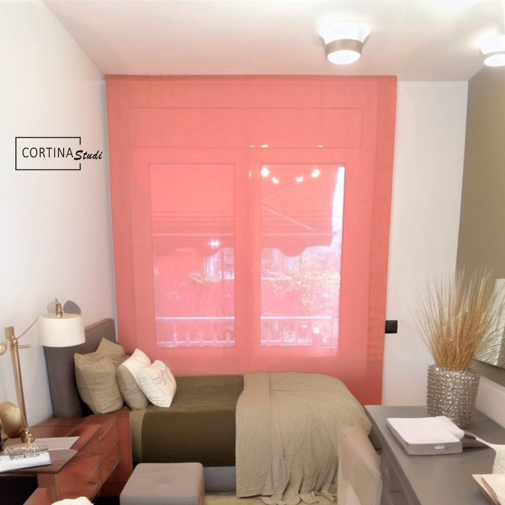 Estor tipo paqueto en un color de tendencia como el coral es la elección atrevida de las cortinas a medida de esta habitación juvenil, en CortinaStudi encontraras telas de colores para hacer cuakquier tipo de estor a medida
