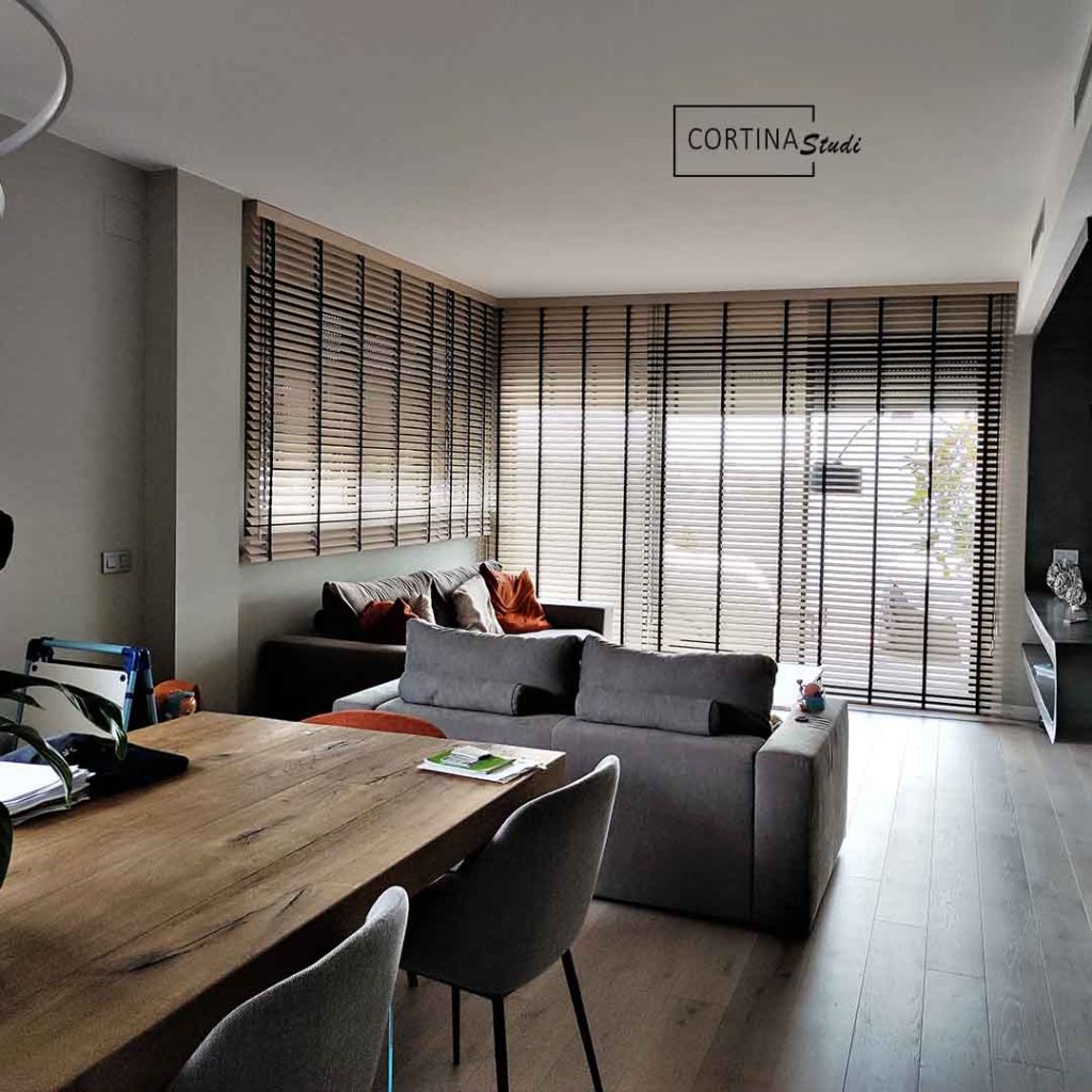 Estas cortinas para salón son espectaculares, quizás unas de las cortinas a medida más elegantes. Las cortinas venecianas de madera son perfectas para salónes modernos y de tendencia en decoración