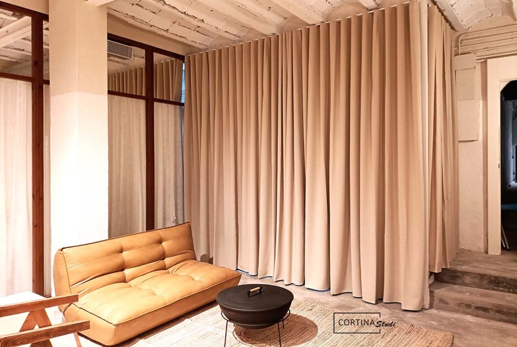 Las cortinas a medida de este apartemento de alquiler túristico cumplen la función separadora de espacios y además son cortinas opacas para oscurecer el espacio. Otra función que tienen estas cortinas es que son acústicas por lo que los ruidos se reducen notablemete. S a todas estas prestaciones técnicas se añade que está confeccionadas a medida a onda perfecta, es una tendencia en cortinas ideal para cualquier espacio