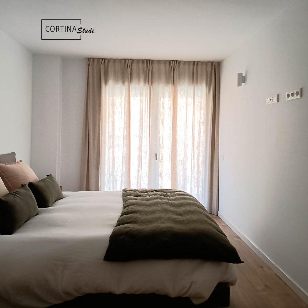 Cortinas para un dormitorio de estilo nórdico confeccionadas e instaladas a medida por cortinaStudi, la confección informal de las cortinas hace que la tela elegida para las cortinas, un lino en color natural tenga un estilo moderno y actual, se ven unas cortinas a medida personalizadas que aportan a la decoración sensación de bienestar consiguiendo una decoración con mucho estilo y nada recargada