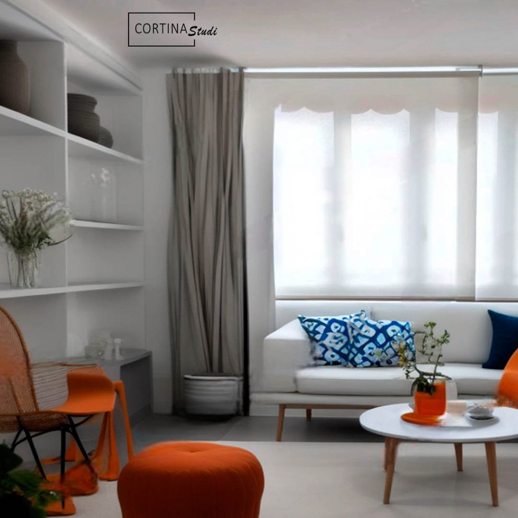Estores enrollables de screen en in salón de estilo nórdico con un toque minimalista, las cortinas de este salón están personalizadas de manera que a los estores hechos a medida por CortinaStudi se les ha añadido una cortina lateral en tejido opaco con acabado textil en color gris, un color para cortinas muy modernos y que contrasta con las paredes y los cojines hechos a medida en una tela estampada en tonos azules eléctricos, este tipo de cortinas son perfectas para salones modernos como el de la foto