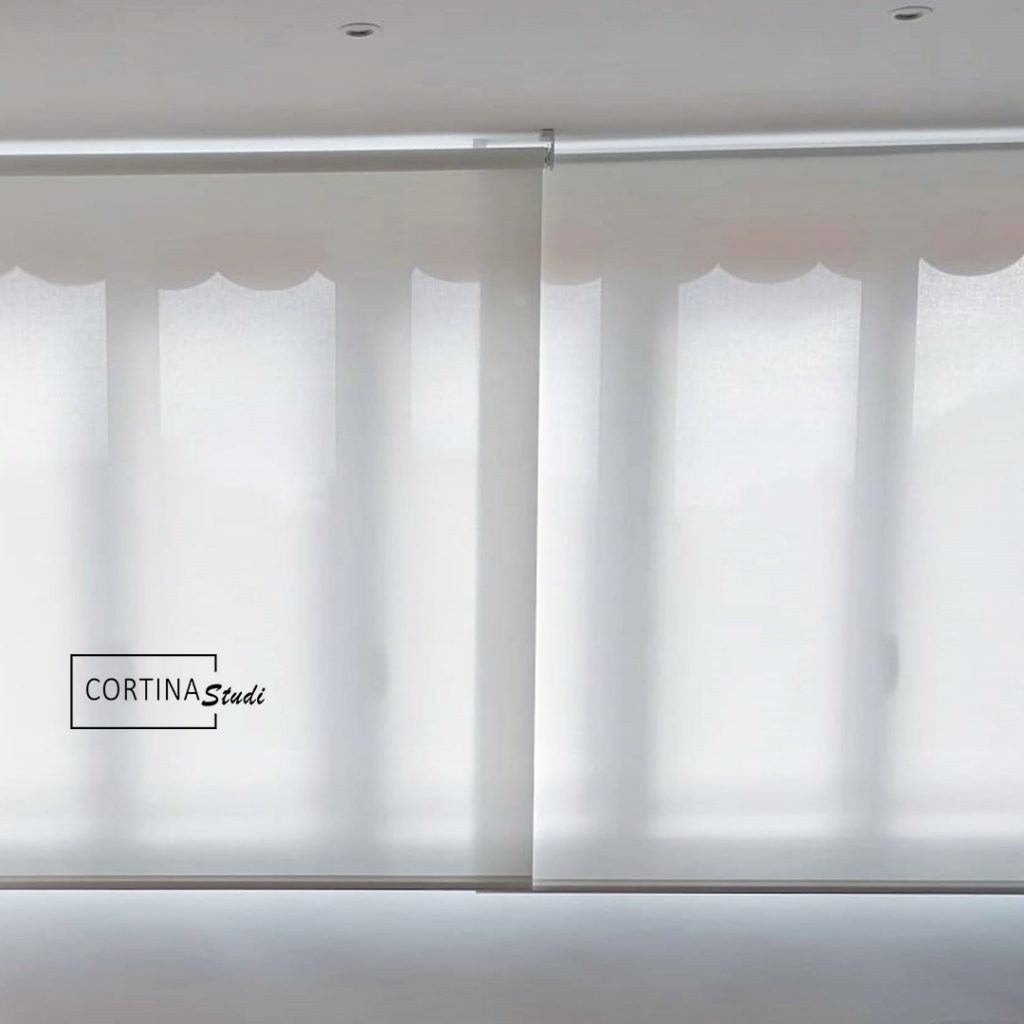 Detalle de como una instalación de cortinas profesional puede conseguir que no haya espacio entre las telas de dos estores enrollables, en concreto estas cortinas tipo estor están hechas a medida en tejido técnico de screen de Bandalux, el trabajo tanto de la confección como de la instalación de estas cortinas de salón están hechos a medida por CortinaStudi la tienda de cortinas a medida con los mejores precios de Barcelona y el mejor servicio