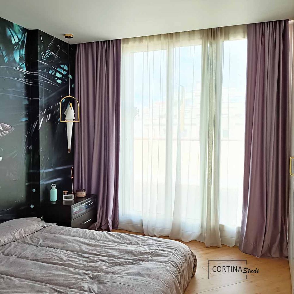 Cortinas de color malva en un dormitorio de estilo decorativo modernos con un toque clásico, las cortinas son dobles compuestas por unas cortinas blancas transparentes y otras en terciopelo de color lila
